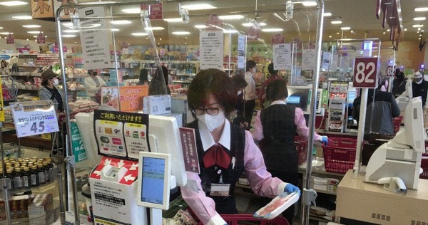 新型コロナ レジに透明フィルム 店員はマスクと手袋 スーパー ベルク 埼玉 毎日新聞