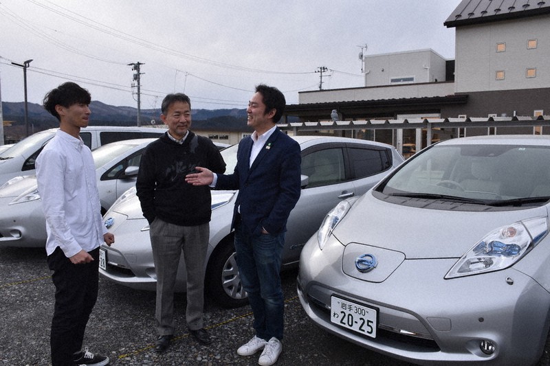 新しいまちづくりが進む岩手県陸前高田市でレンタカー店を開いた浅間勝洋さん(右)=で2020年2月、滝沢修撮影