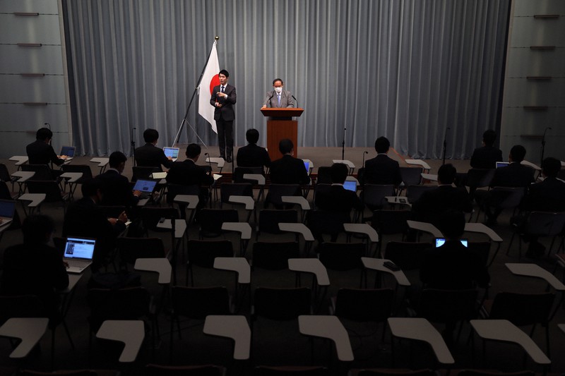 記者会見する菅義偉官房長官(奥中央)=首相官邸で2020年4月6日午前11時18分、玉城達郎撮影