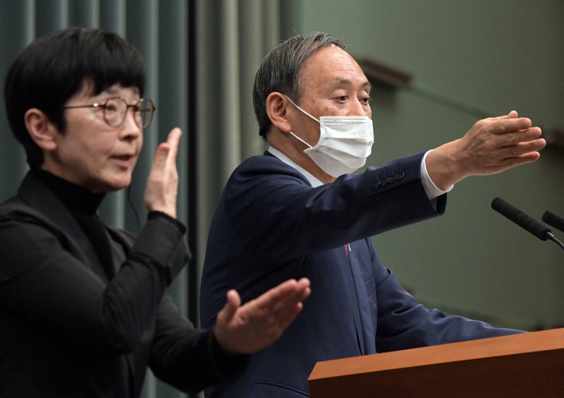 記者会見する菅義偉官房長官=首相官邸で2020年4月10日午前11時31分、竹内幹撮影