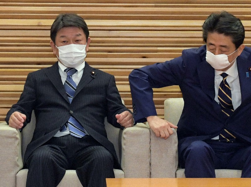 臨時閣議に臨む茂木敏充外相。右は安倍晋三首相=首相官邸で2020年4月7日、竹内幹撮影