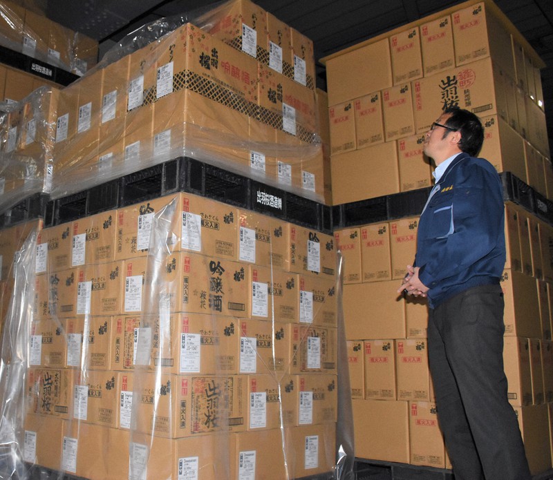 出荷できず、米国行きのラベルが貼られたまま倉庫に積まれて保管されている日本酒=山形県天童市で2020年3月27日、的野暁撮影