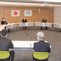 共同メッセージを発表した奄美大島の5市町村長＝鹿児島県奄美市役所で2020年4月10日午前11時45分、神田和明撮影