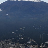 富士山のふもとに広がる富士吉田市の市街地（手前）＝2019年10月、本社ヘリから北山夏帆撮影