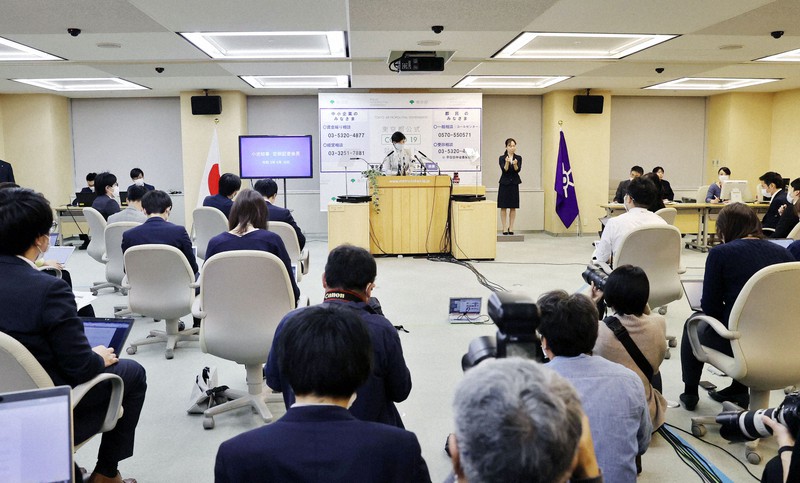 休業要請などについて記者会見する小池百合子東京都知事=東京都庁で2020年4月10日午後2時34分、幾島健太郎撮影