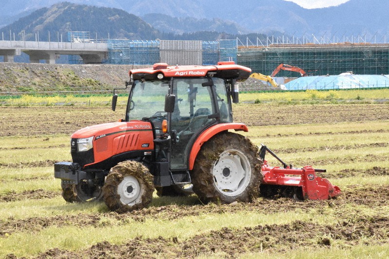 菜の花を土にかき混ぜながら自動走行するトラクター=鯖江市舟枝町で2020年4月10日午前11時48分、横見知佳撮影