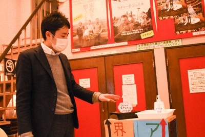 感染予防の対策をした上で上映を続けるパルシネマしんこうえん支配人の小山岳志さん＝神戸市兵庫区で２０２０年４月８日午後５時８分、韓光勲撮影