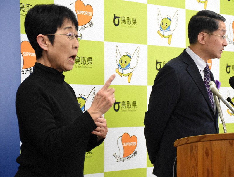 新型コロナウイルスに関して発表する平井伸治知事(右)の横で、体全体で情報を伝える手話通訳者=県庁で