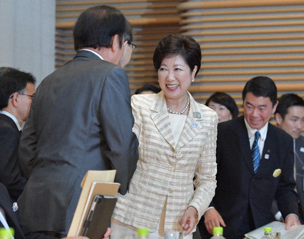 大枠合意が決まった連絡協議会の後で埼玉県の上田清司知事(当時)と握手をする東京都の小池百合子知事(中央)=西本勝撮影