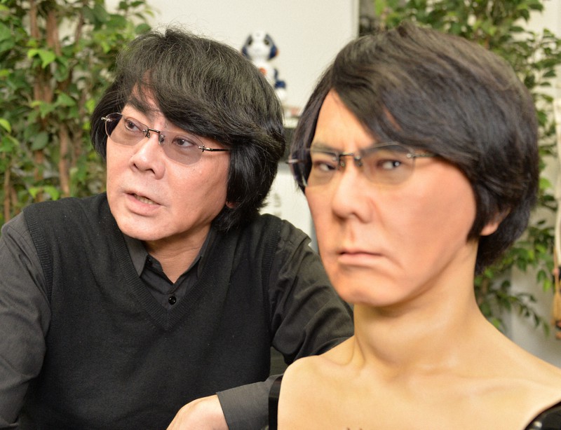 自身に似せたアンドロイドと並び、ロボット研究について話す石黒浩教授=大阪府豊中市の大阪大で2020年3月4日、加古信志撮影