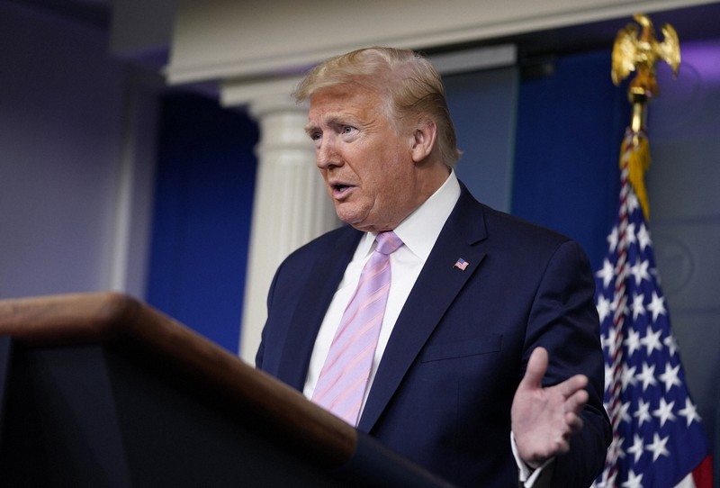 ホワイトハウスで新型コロナウイルスへの対策について語るトランプ米大統領=ワシントンで2020年4月10日、AP