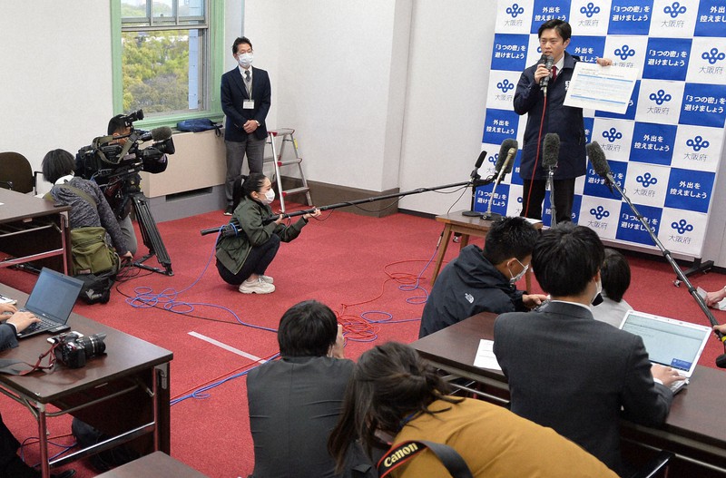 休業要請について説明する吉村洋文・大阪府知事=大阪市中央区で2020年4月10日午後6時12分、望月亮一撮影