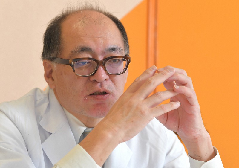 1964年東京パラリンピック開催に尽力した父裕さんと同様に、医師として2021年に延期された東京パラリンピックに携わる中村太郎さん=大分市で2019年11月18日、徳野仁子撮影