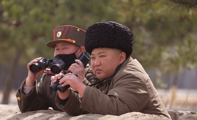朝鮮人民軍前線長距離砲兵区分隊の砲撃訓練を指導する金正恩朝鮮労働党委員長=2020年3月9日(朝鮮中央通信=朝鮮通信)