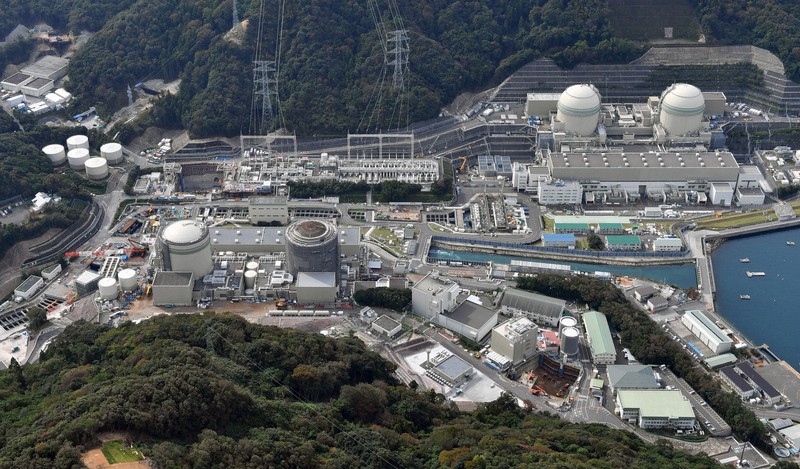 関西電力高浜原発(手前左から)1号機、2号機、3号機、4号機=福井県高浜町で2019年、本社ヘリから大西達也撮影