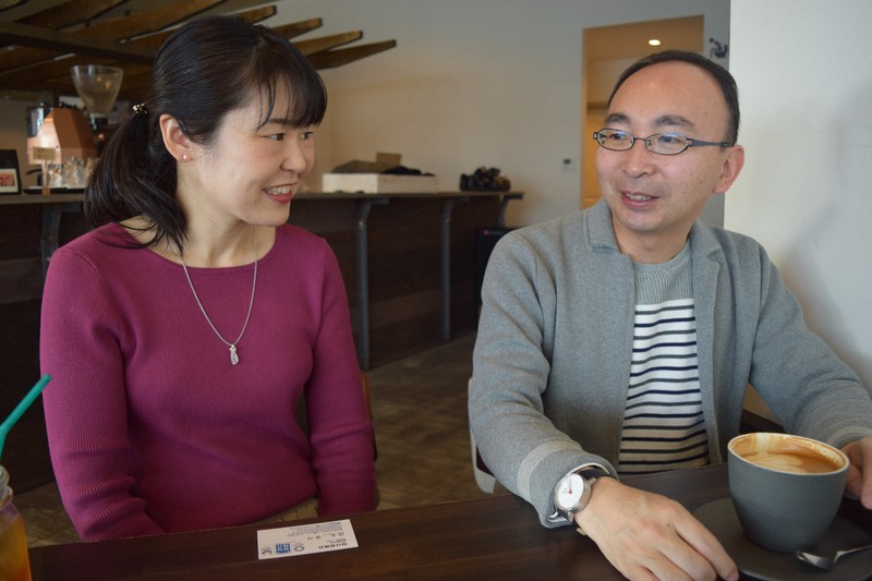 AIの紹介で出会い、結婚した渡辺ユウヤさん、キョウ子さん夫妻(いずれも仮名)=栃木県那須塩原市で2020年2月、清水憲司撮影
