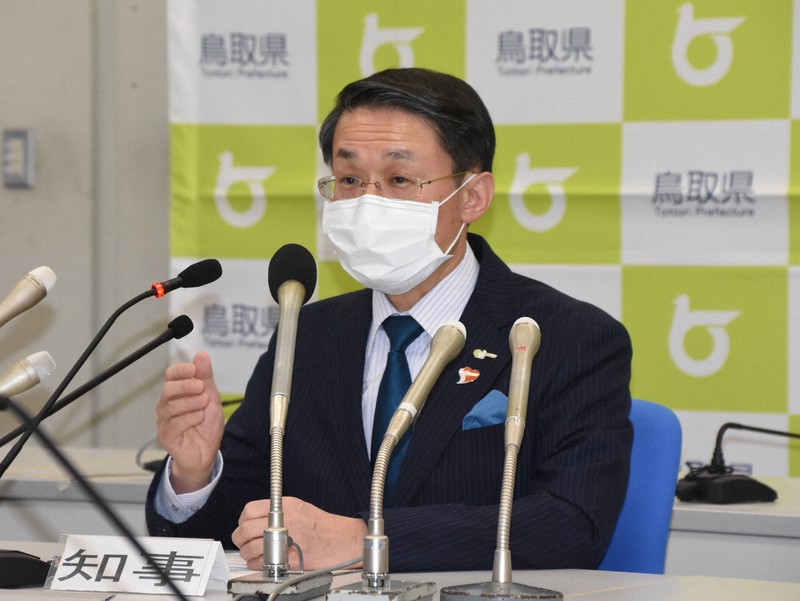 感染者の発生について記者会見で説明する平井伸治知事=鳥取市の県庁で2020年4月10日午後10時27分、野原寛史撮影