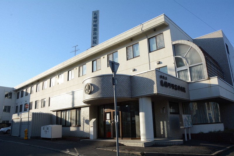新型コロナウイルスの院内感染が発生した札幌呼吸器科病院=札幌市白石区で2020年4月12日午後4時49分、岸川弘明撮影