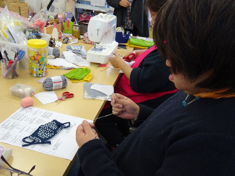 布マスク作りをする人たち=東京都立川市高松町の「アイル」で2020年4月8日、青島顕撮影