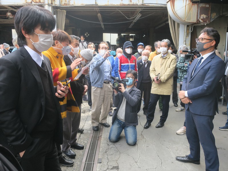 金子健作社長(右)と話をする運転手たち=東京都目黒区の目黒自動車交通で2020年4月11日午前9時40分、木許はるみ撮影
