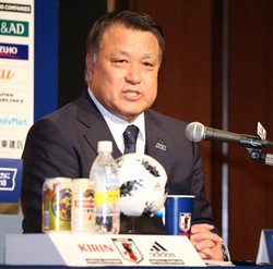 田嶋会長 内田の貢献に感謝 長年にわたって日本サッカーに大きく貢献してくれた選手です スポニチ