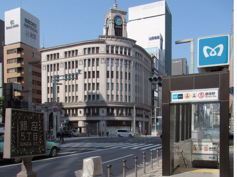 「緊急事態宣言」発令を受け、人通りが少なくなった銀座4丁目交差点=東京都中央区で2020年4月8日午後、中村琢磨撮影