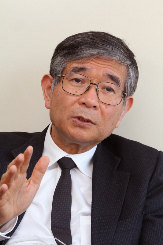 新型コロナウイルスの感染拡大を巡り思い悩む人たちに、「がん哲学外来」で知られる樋野興夫・順天堂大名誉教授は「悩みを問わなければ解消できる」と説く=東京都千代田区で2018年4月19日、中村琢磨撮影