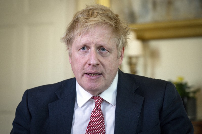 ビデオメッセージで医療スタッフへの謝意を述べるジョンソン英首相=ロンドンで12日、首相官邸提供・AP