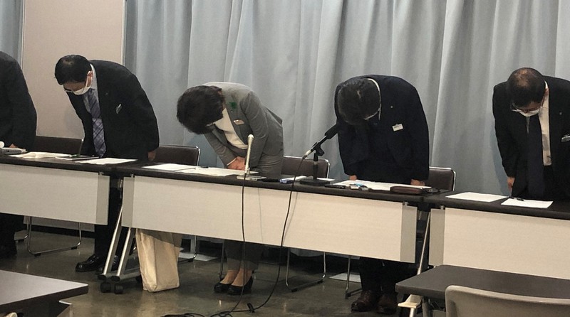 誤判定を陳謝する愛知県幹部ら=愛知県庁で2020年4月12日午後11時54分、井口慎太郎撮影