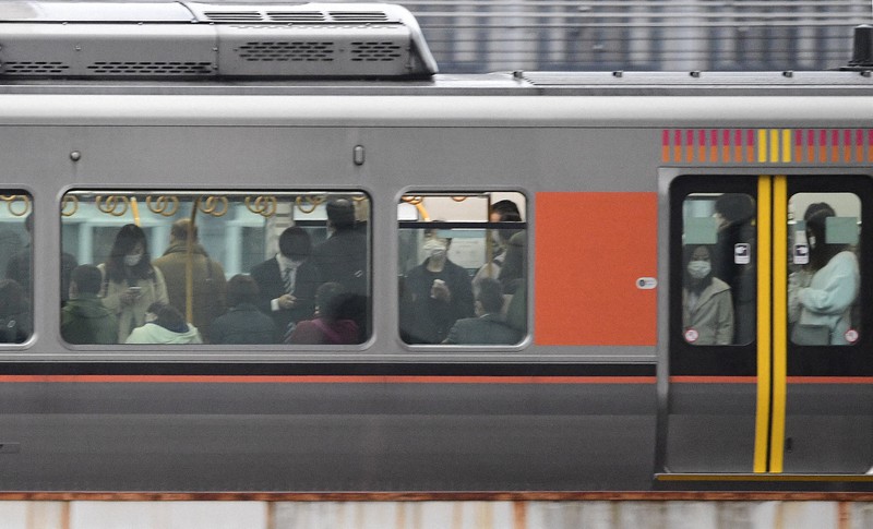 通勤者7割減が求められる中、マスク姿でJR大阪駅に向かう電車に乗って通勤する人たち=大阪市北区で2020年4月13日午前8時16分、藤井達也撮影