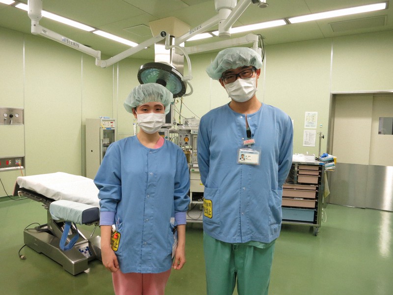 手術室で働く陳美彤さん(左)と趙成程さん。2人とも中国出身で日本の大学院でも看護を学びたいという=埼玉医科大国際医療センターで2018年2月、石山絵歩撮影