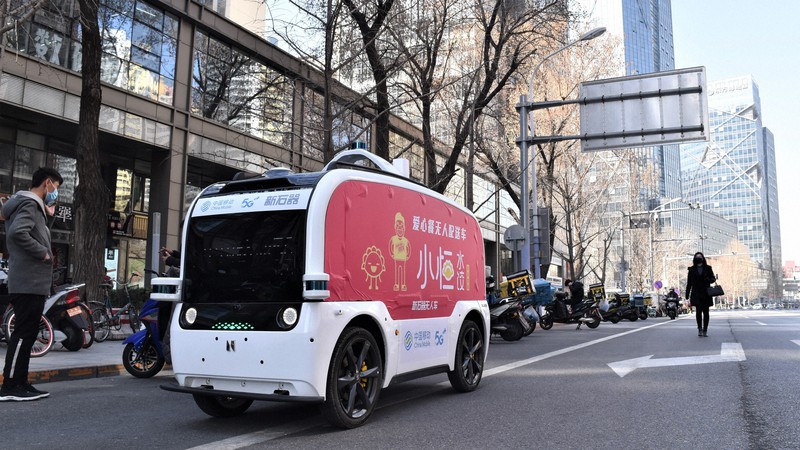 中国・北京市内のビジネス街を走行するギョーザチェーン店の自動配送車=同市内で2020年3月20日、赤間清広撮影