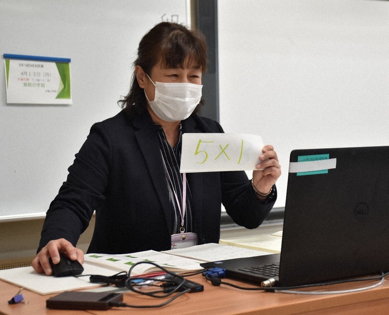 新型コロナウイルスの感染を防ぐため、休校中の光華小でオンライン授業をする長澤教諭=京都市右京区で、添島香苗撮影