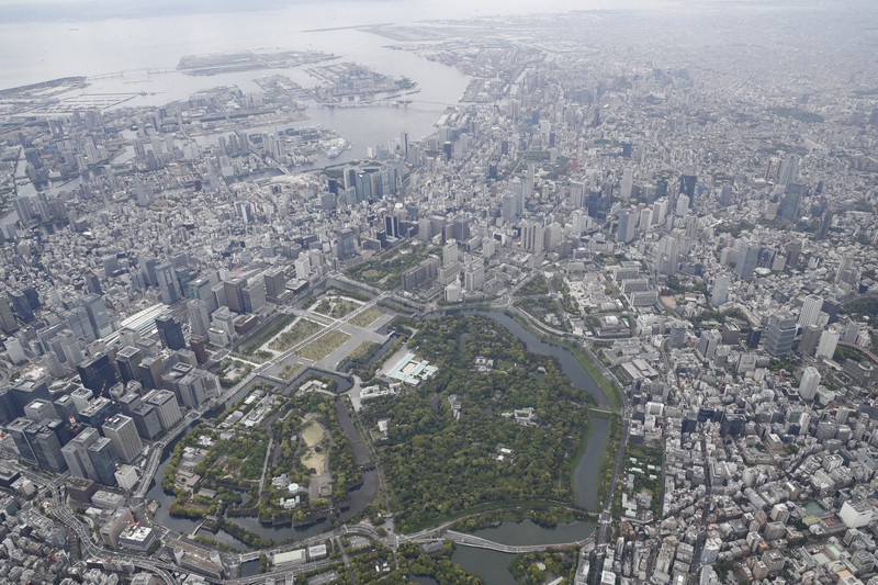 皇居(手前)=東京都千代田区で、本社ヘリから