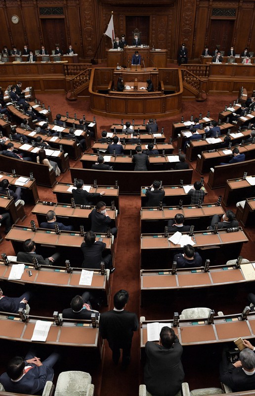 新型コロナウイルス感染症対策のため議員席の間隔が空けられた衆院本会議場=国会内で2020年4月14日午後1時47分、竹内幹撮影