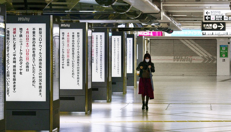 「緊急事態宣言」発令後初の日曜日、人通りが少ない大阪・梅田の地下街=大阪市北区で2020年4月12日午後2時26分、藤井達也撮影