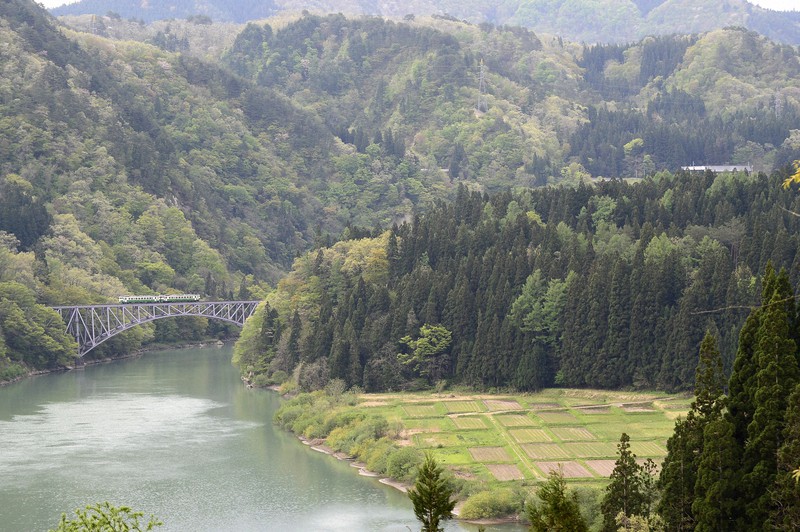 絶景で知られる三島町の只見線沿線。本格的な観光シーズンを控える一方、新型コロナウイルスの感染拡大を懸念する会津地方の関係者の思いは複雑だ=福島県三島町西方で2019年5月6日午後2時28分、渡部直樹撮影