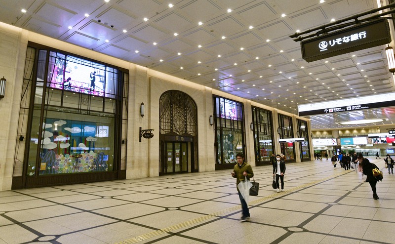 「緊急事態宣言」発令を受け、休業する阪急百貨店うめだ本店。日曜の午後にもかかわらず、人通りはまばらだ=大阪市北区で2020年4月12日、藤井達也撮影