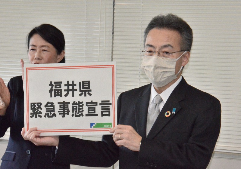 福井県独自の緊急事態宣言を出した杉本達治知事=福井市の県庁で2020年4月14日午後3時34分、岩間理紀撮影