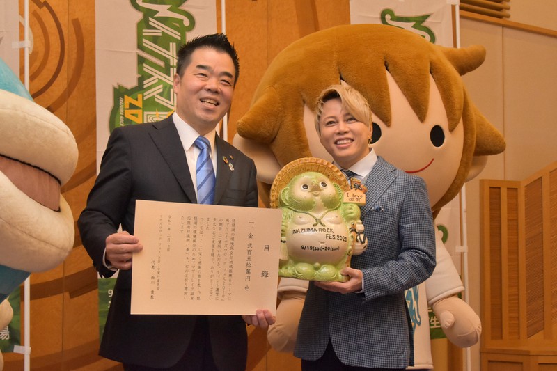 今年2月、「イナズマロックフェス2020」の開催を表明した西川貴教さん(右)と三日月大造・滋賀県知事=大津市京町4の県公館で2020年2月7日午後2時14分、成松秋穂撮影