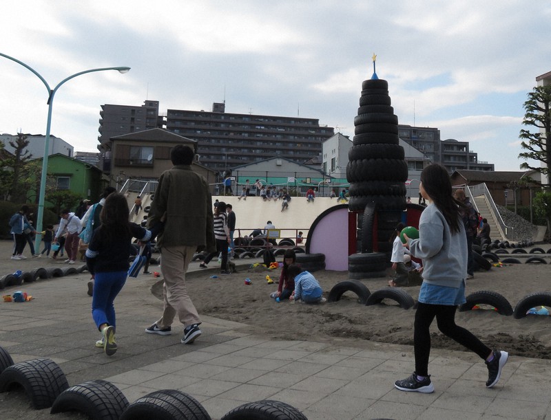 緊急事態宣言後、初の週末、公園は多くの人でにぎわっていた。マスク姿は少なかった=東京都内で2020年4月11日午後2時39分、倉沢仁志撮影