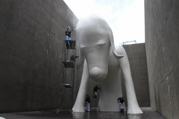 Giant 'Aomori Dog' statue treated to annual spring cleaning at