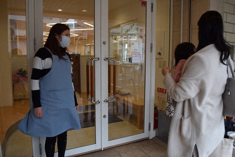 13日から医療従事者など親がライフライン関連で働く子どもに限って開園するハピネス保育園では、利用児が在籍児の3割弱になっている
