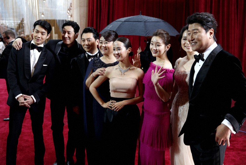 アカデミー賞授賞式に到着した韓国映画「パラサイト」の出演者たち=米ハリウッドで2月9日、AP