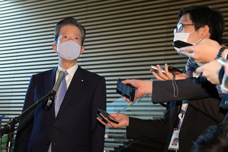 安倍晋三首相との会談を終え、記者の質問に答える公明党の山口那津男代表(左)=首相官邸で2020年4月15日午前10時20分、竹内幹撮影