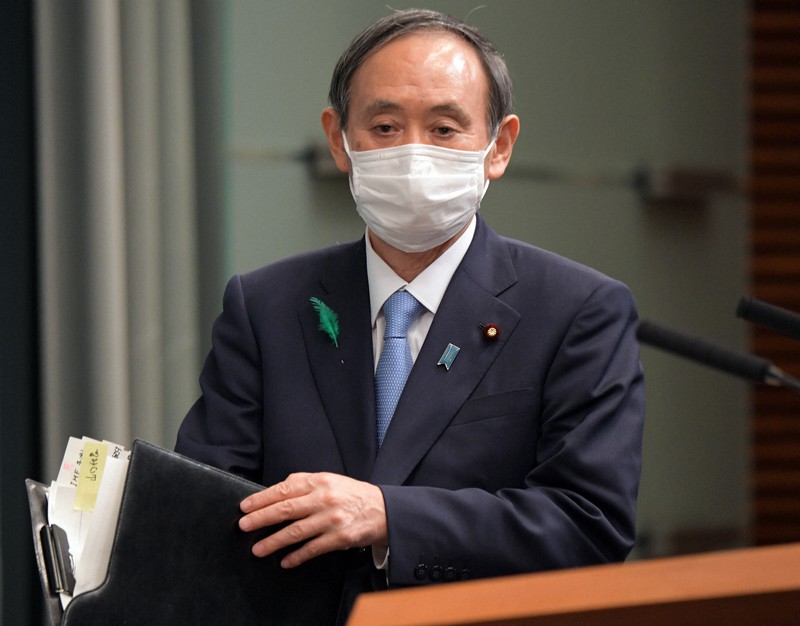 記者会見に臨む菅義偉官房長官=首相官邸で2020年4月15日午前11時42分、竹内幹撮影