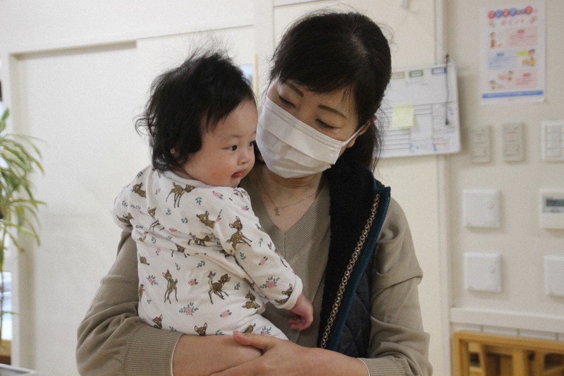 園児を抱く橋本美香さん=横浜市港北区の私立認可保育園「横浜りとるぱんぷきんず」で2020年4月13日午前10時16分、宇多川はるか撮影