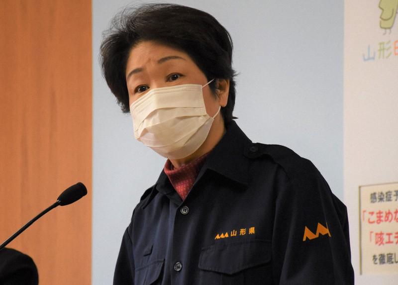 記者会見で、県境での検温実施などに関する考えを述べる吉村知事=山形県庁で2020年4月14日午前10時24分、的野暁撮影