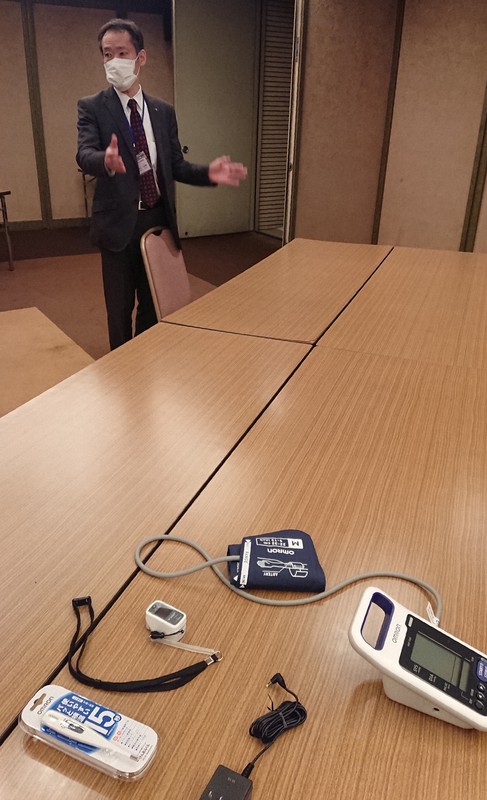 感染者が最初に通される受付。体温、血圧、血中酸素濃度を測定し、部屋の鍵が渡される=京都市上京区の京都平安ホテルで2020年4月15日午前9時38分、大川泰弘撮影