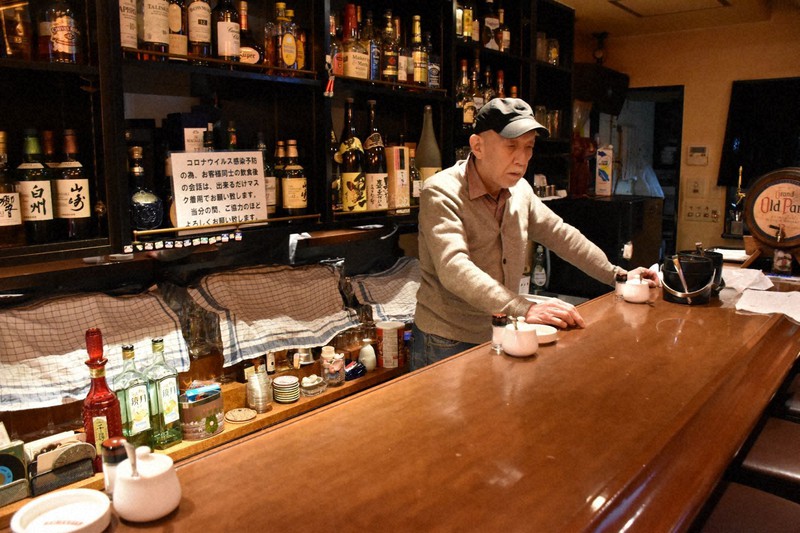 カフェ兼バーを経営する男性は「どの店も大変なので支援金はありがたい」と話す=大阪市中央区で2020年4月15日午後4時51分、隈元悠太撮影